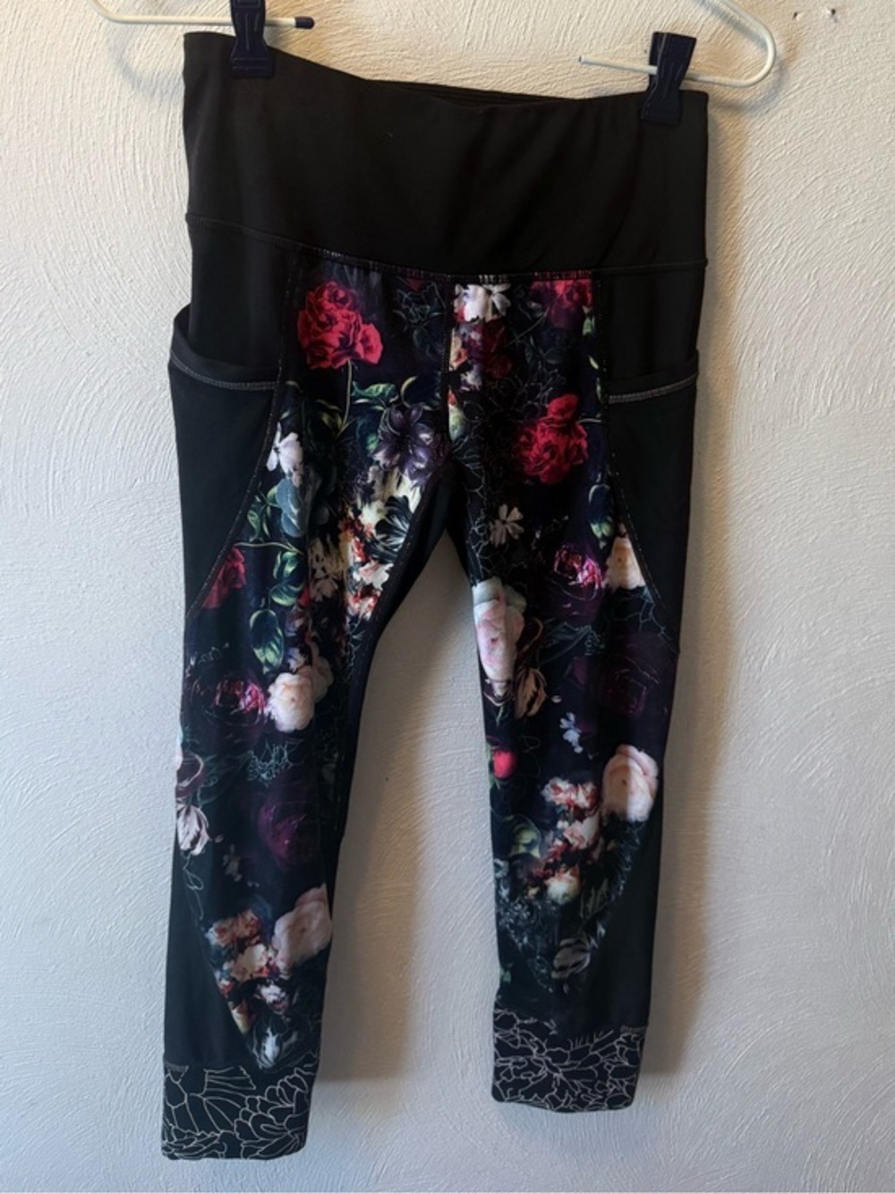 Athleta Floral Capri Leggings XS Black Rose Print High Rise Yoga Pants Pockets